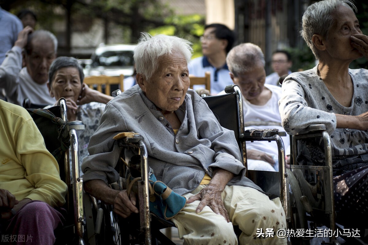 75岁老人自诉:请过保姆去过养老院后,才知道晚年能依靠的是什么
