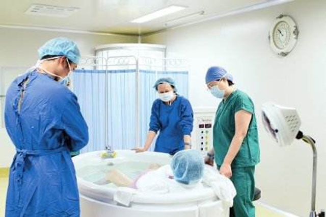 医生劝回临产产妇，刚到酒店2小时孩子出生，网友怒斥医生：无知