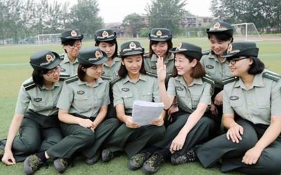 在校大学生迎来“好消息”，2021年参军可保送军校，满足条件即可