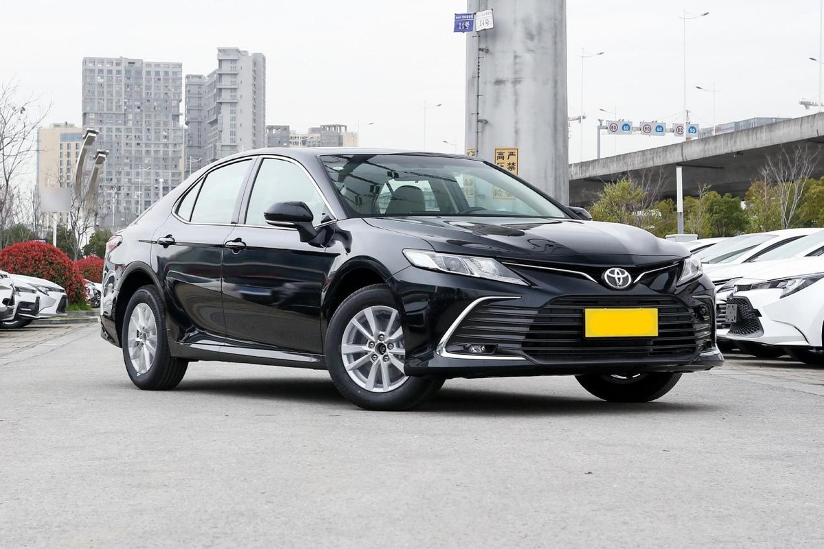 可靠又保值的日系B级车，配爱信8AT油耗仅6L，带你看丰田凯美瑞