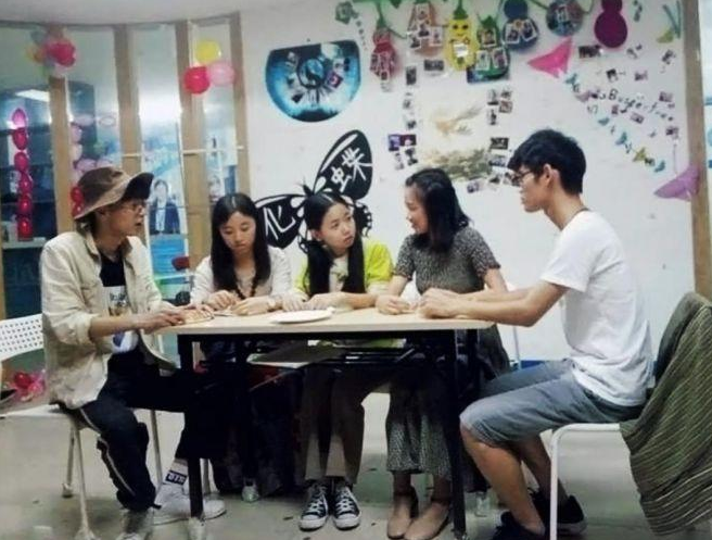 青岛大学“举牌女神”，气质和司藤有点像，网友觉得是服装出彩