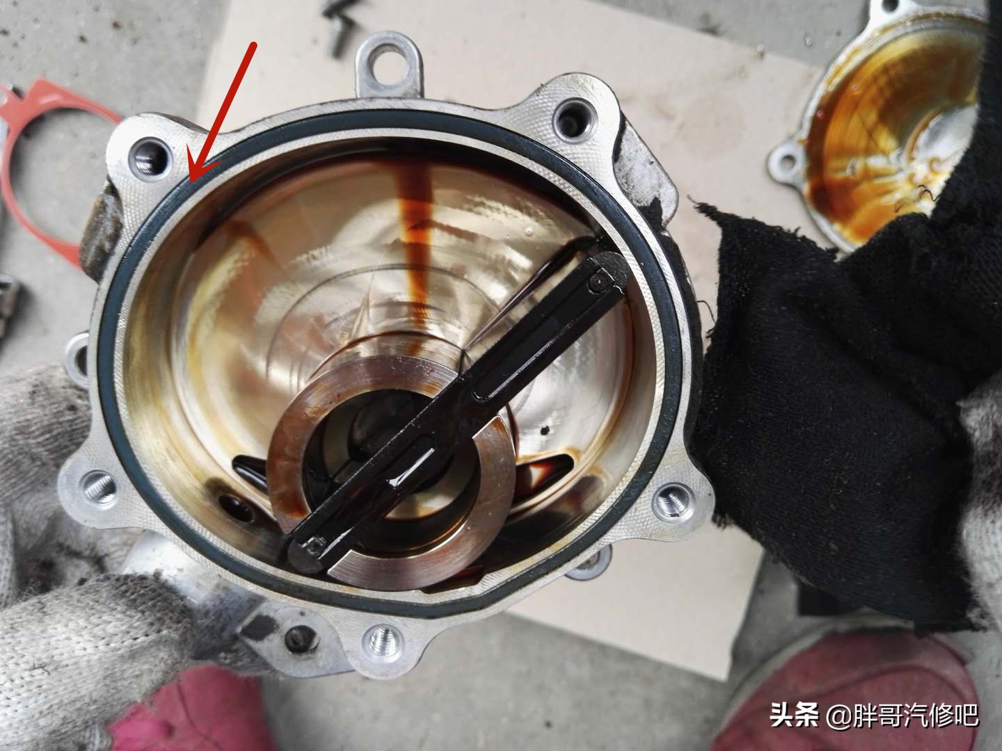 12年车龄23万公里奥迪A6L，2.4V6发动机全方位漏油维修