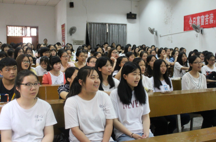 学校规定大一不允许报考英语四六级，新生困惑不已，老师道出缘由