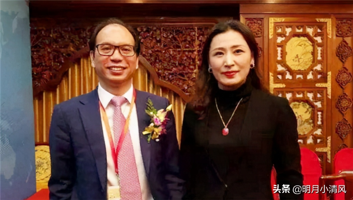 她有“最美女校长”之称，22岁大学任教，49岁成汕头大学校长