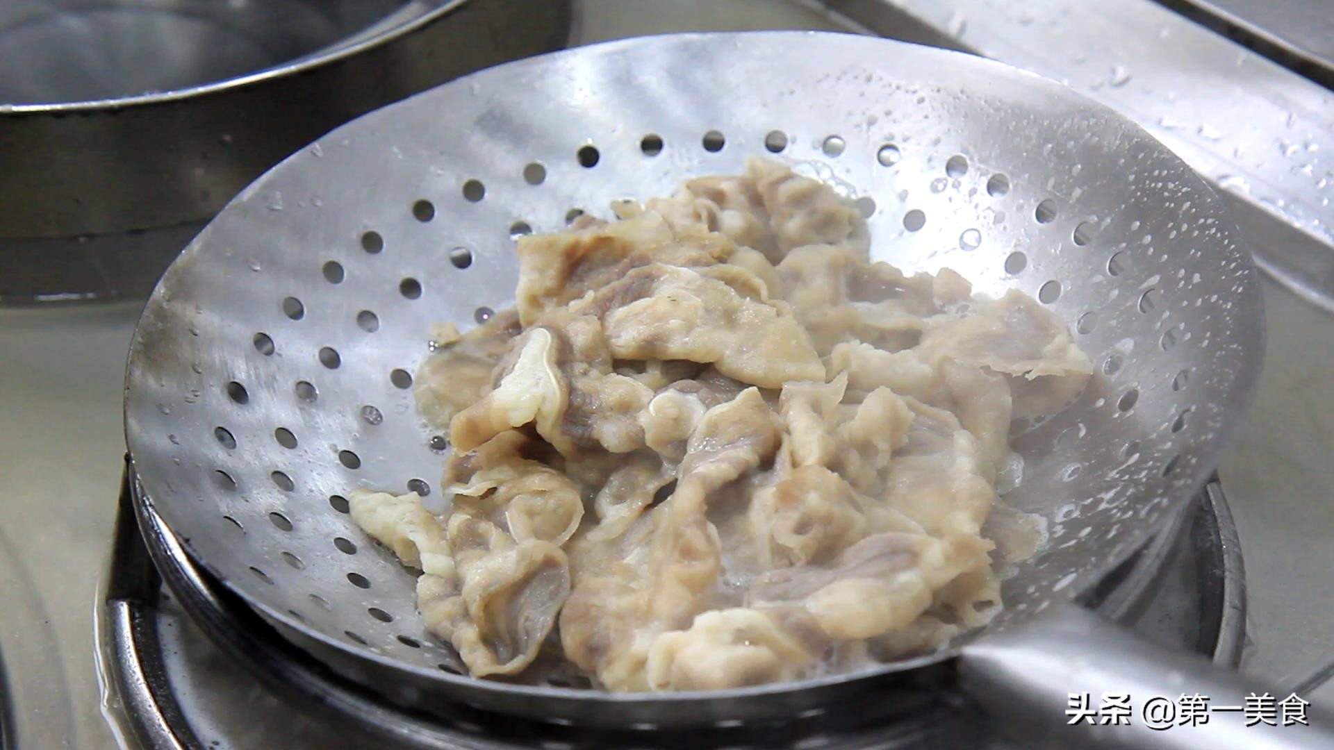 厨师长分享“酸汤肥牛”做法，吃完酸辣开胃，味道之美连汤都不剩