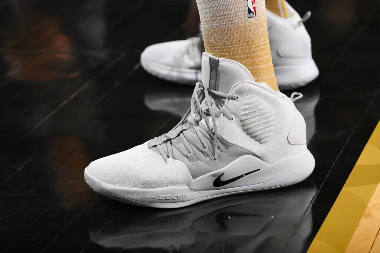 去年篮球世界杯小加索尔上脚的是:nike alphdunk pe两双都是小加个人