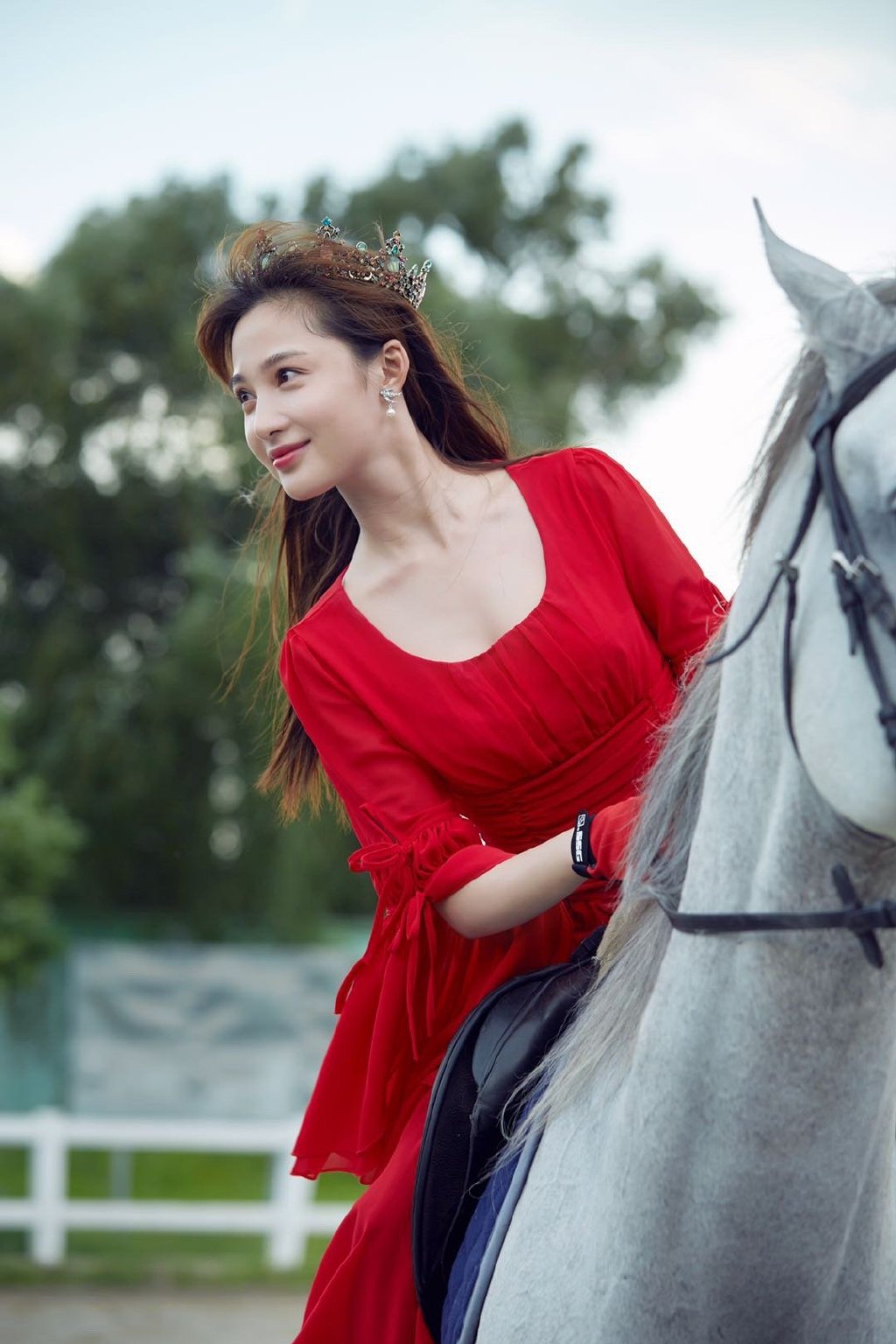 公主骑马的图片(孙嘉璐花冠公主骑马大片,花冠红衣骏马美人,英姿飒爽