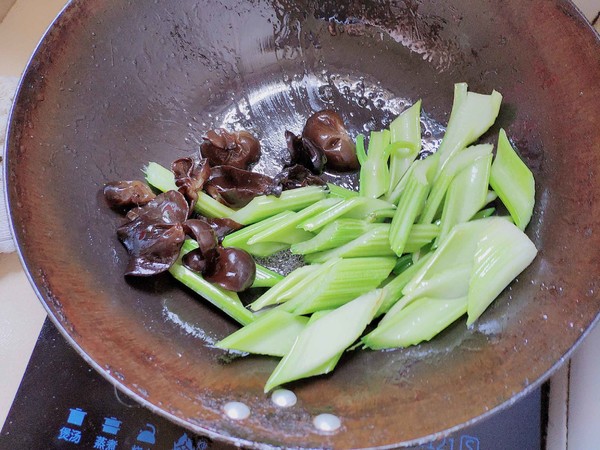 熬夜工作压力大，头发大把大把的掉，多吃点这，强固发根不脱发