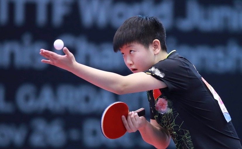 赛场的第一局由孙颖莎发球,陈思雨开始虽然失误丢分了,但后来进攻节奏