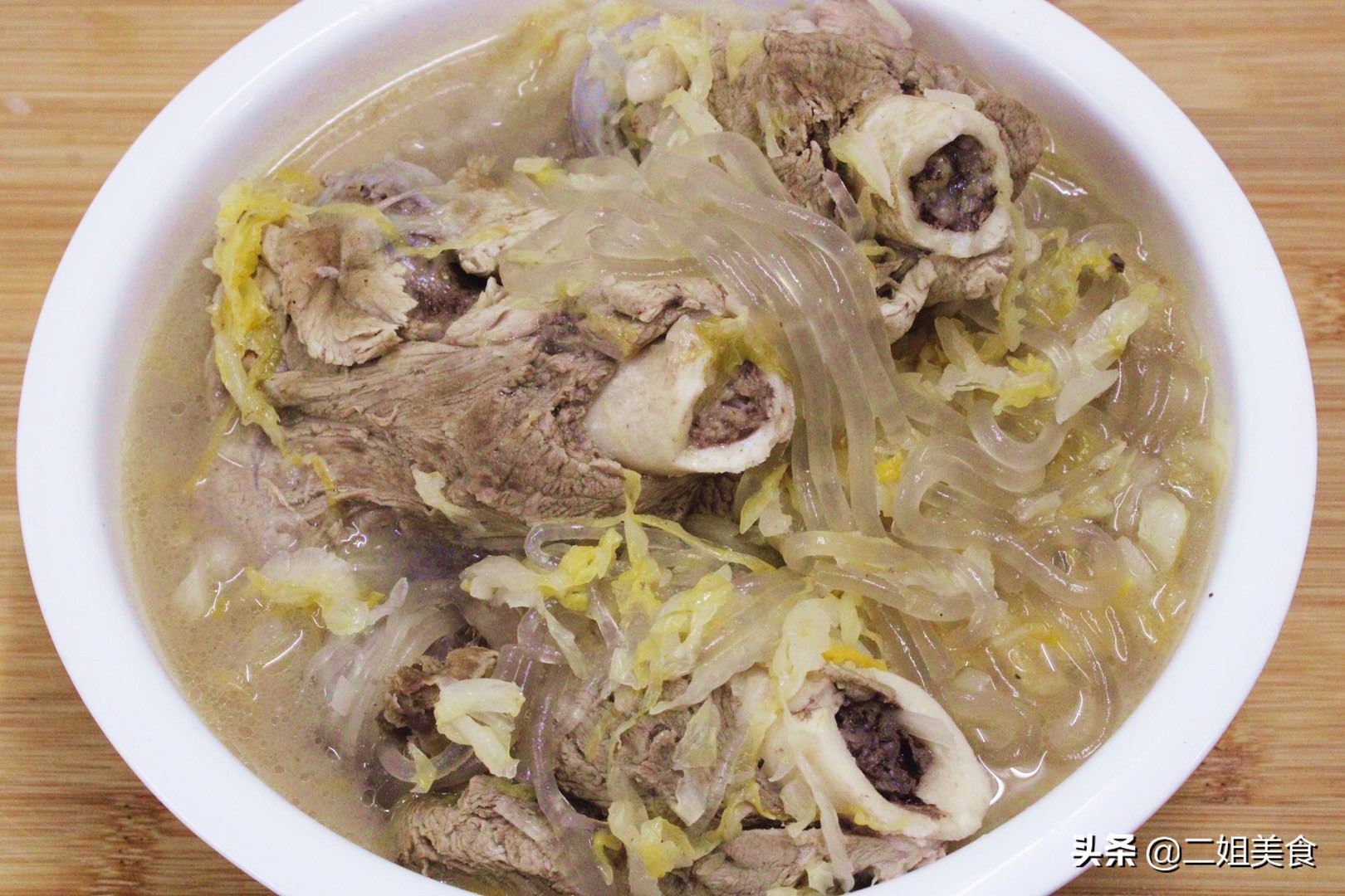 大骨棒炖酸菜家常做法(牢记两步焯水法酸菜酸香可口)