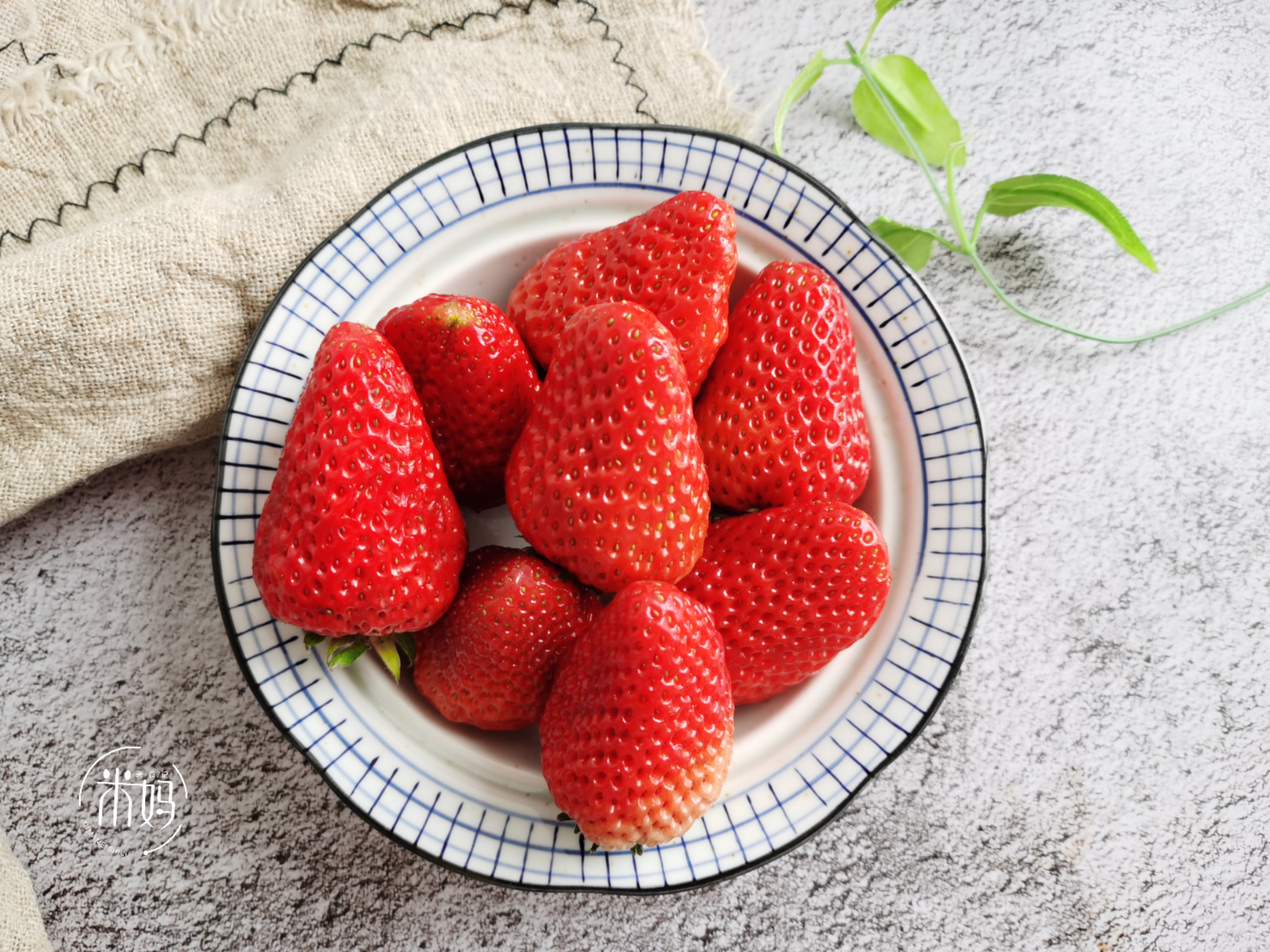 洗草莓别总用盐水泡，教你2招，脏东西污垢全跑光，干净又放心