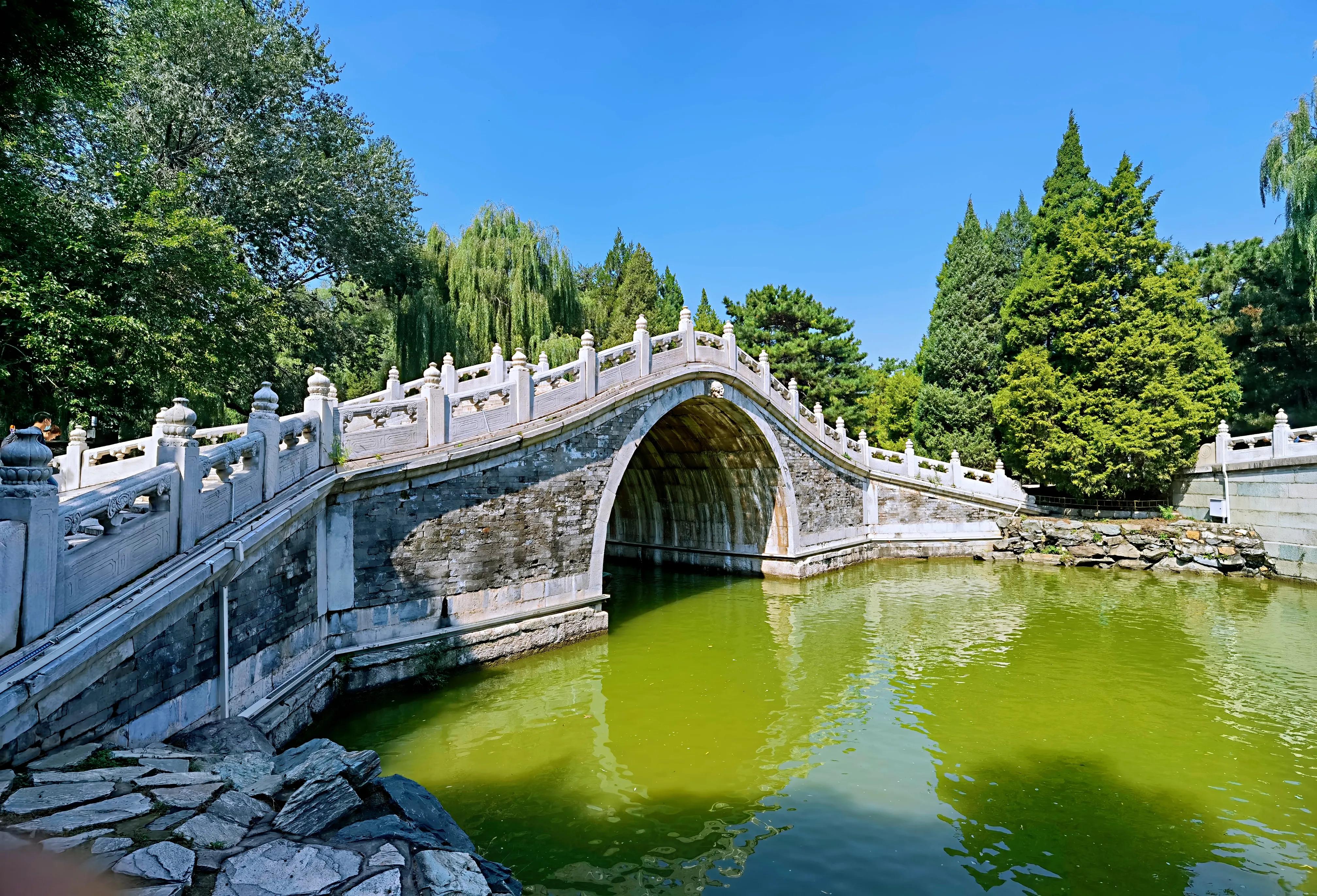 颐和园有座"双木"桥走四方(半壁桥和双木桥)进颐和园东门,沿长廊西行