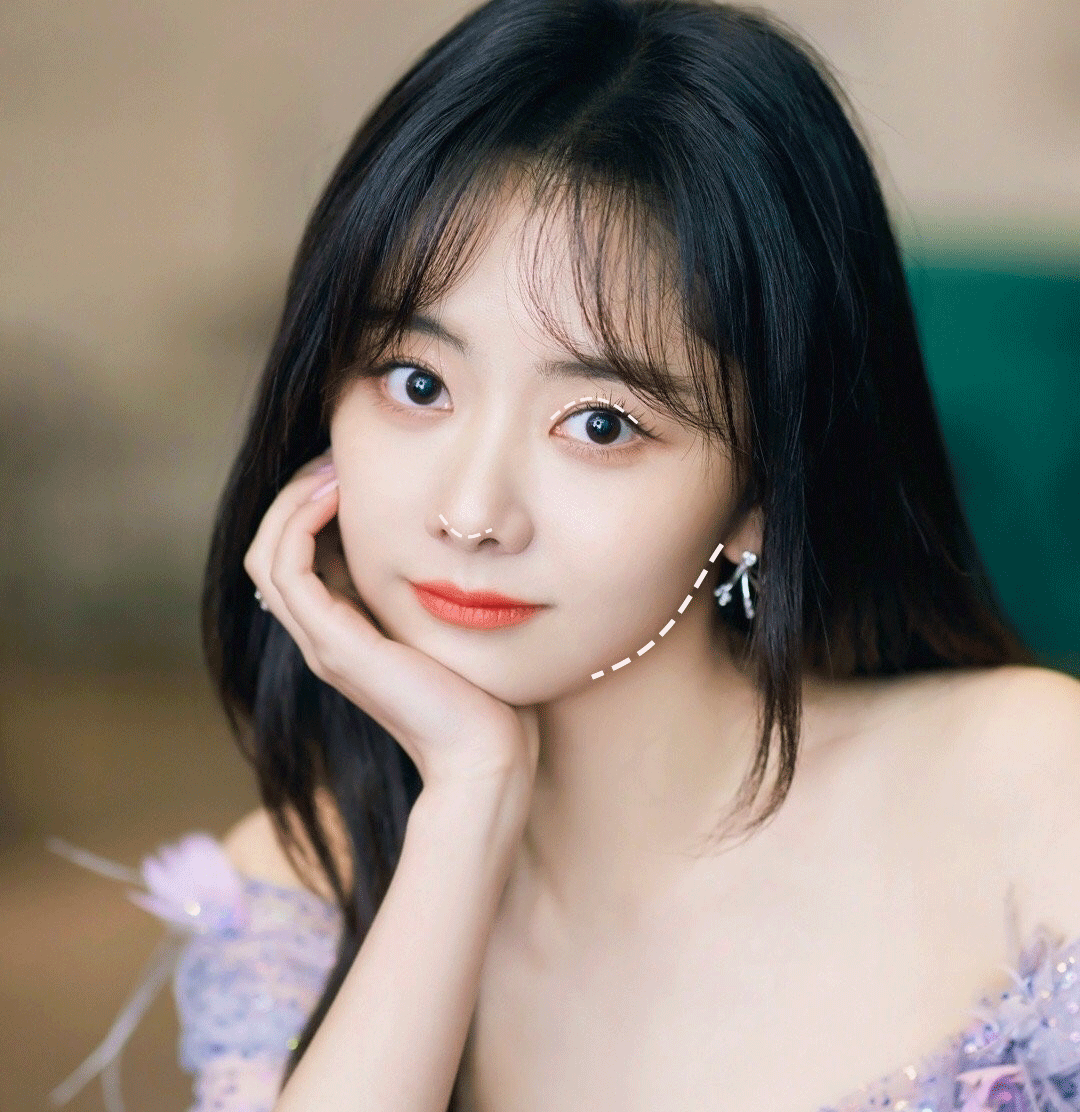 很多姑娘都是这种类型,乍看不够精致,从脸型到眼角,鼻头,下巴,都是