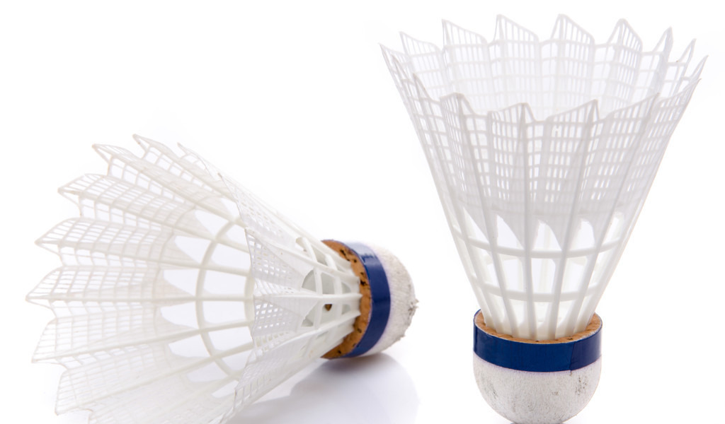 羽毛球是羽毛的好还是塑料的好(世界羽联欲将天然羽毛球改成塑料球，美名其曰人文关怀，意义何在)