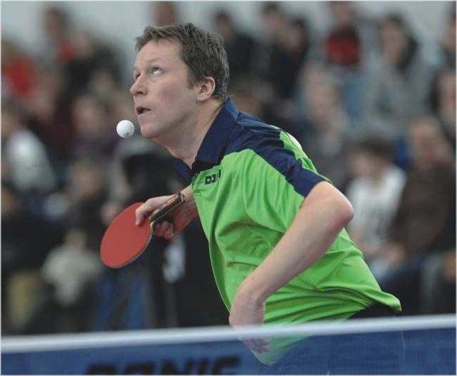 乒乓球如何正确拿横拍(乒乓球横板球拍的正确握法,发球时如何发挥手腕