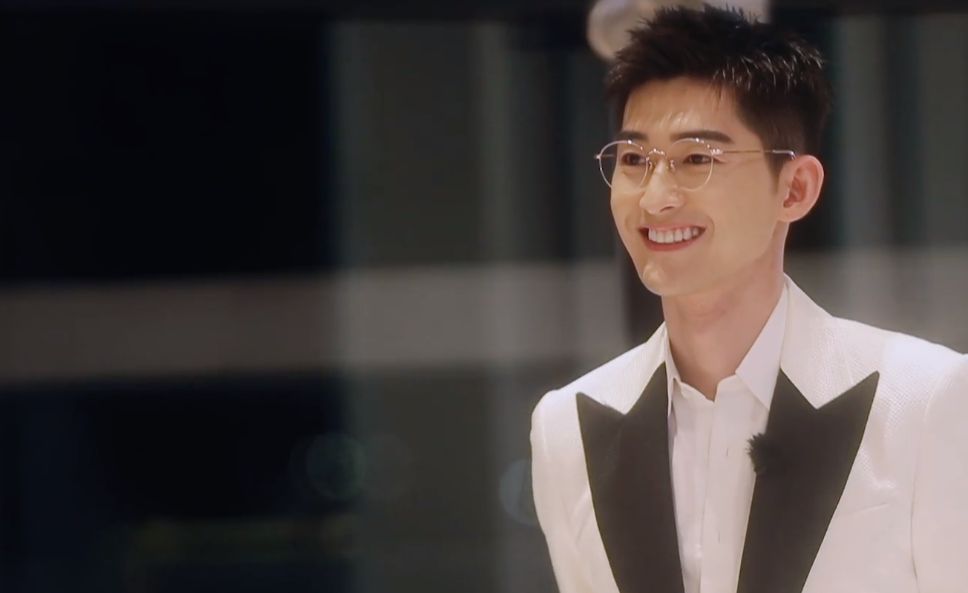 吴宣仪身穿白色小礼服出现在电梯口,张翰的脸上出现了当初慕容云海