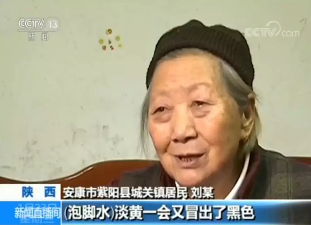 “神奇”水疗仪泡脚 清水变污水是体内排毒？真相是……