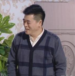 拒做赵本山徒弟，又当众殴打交警的魏三，如今49岁直播捞金惹争议