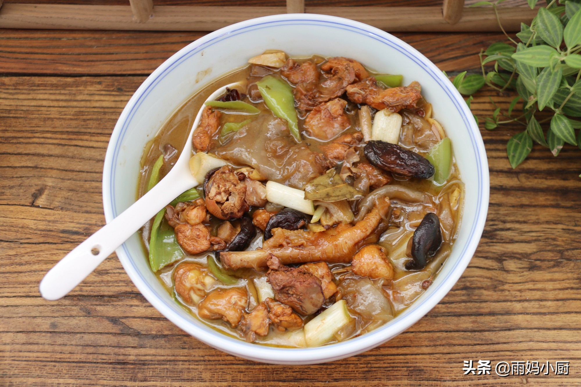 香菇粉皮炖鸡的做法(天冷晚餐就爱一锅炖,有菜有肉又下饭,营养美味