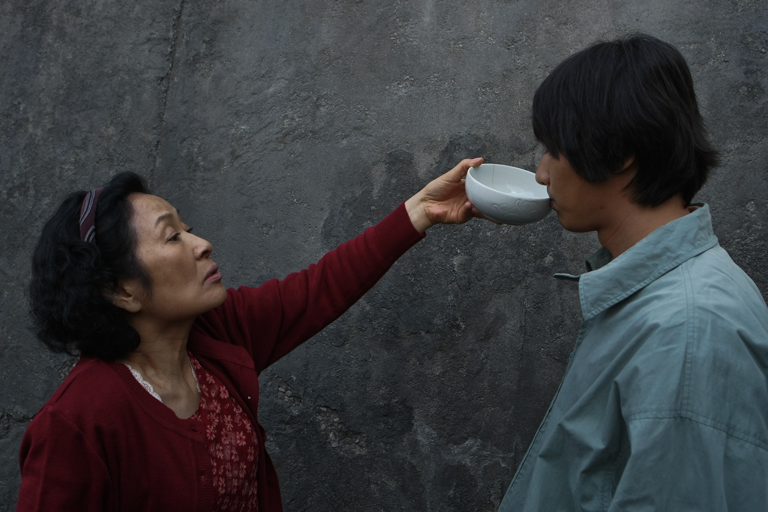奉俊昊导演的《母亲》揭示了母性的复杂内涵：她是暴戾的真正黑手