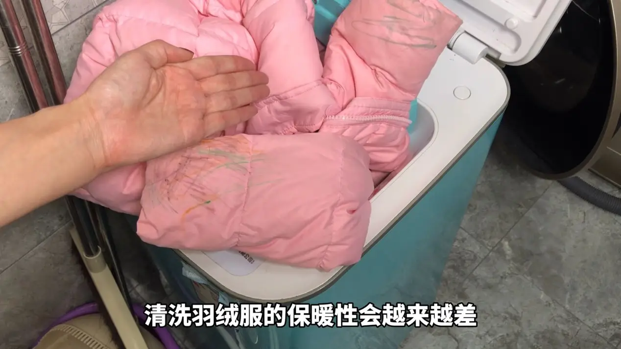 在家怎么洗羽绒服的正确方法（厚羽绒服怎么洗最好）