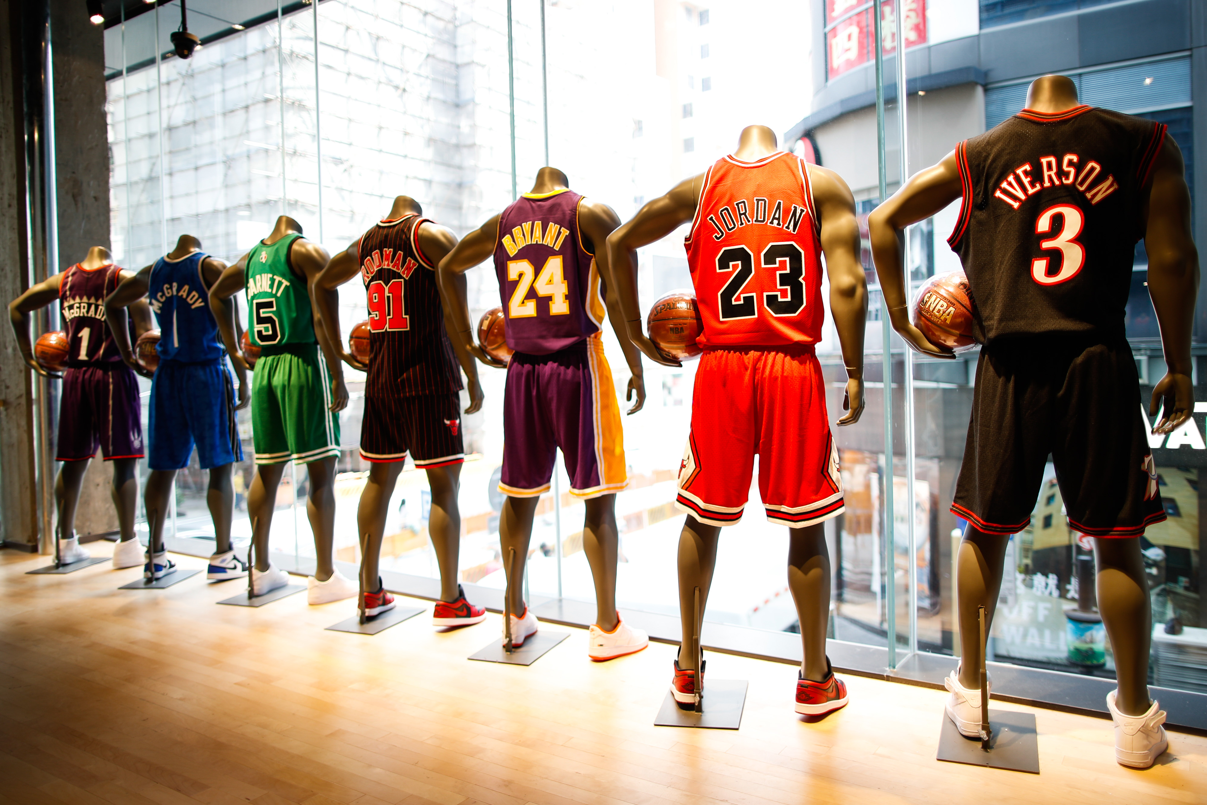 NBA球衣真品店铺(全球最大NBA旗舰店在广州揭幕)