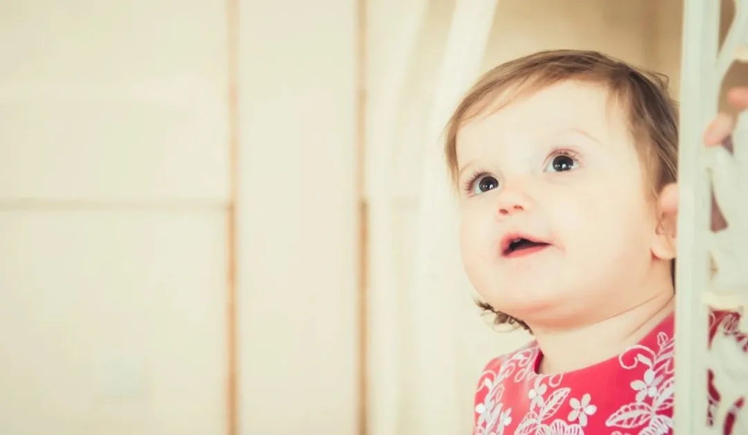 妈妈喂孩子母乳，一天换3次睡衣，娃一边吃一边拉的狼狈，太囧了