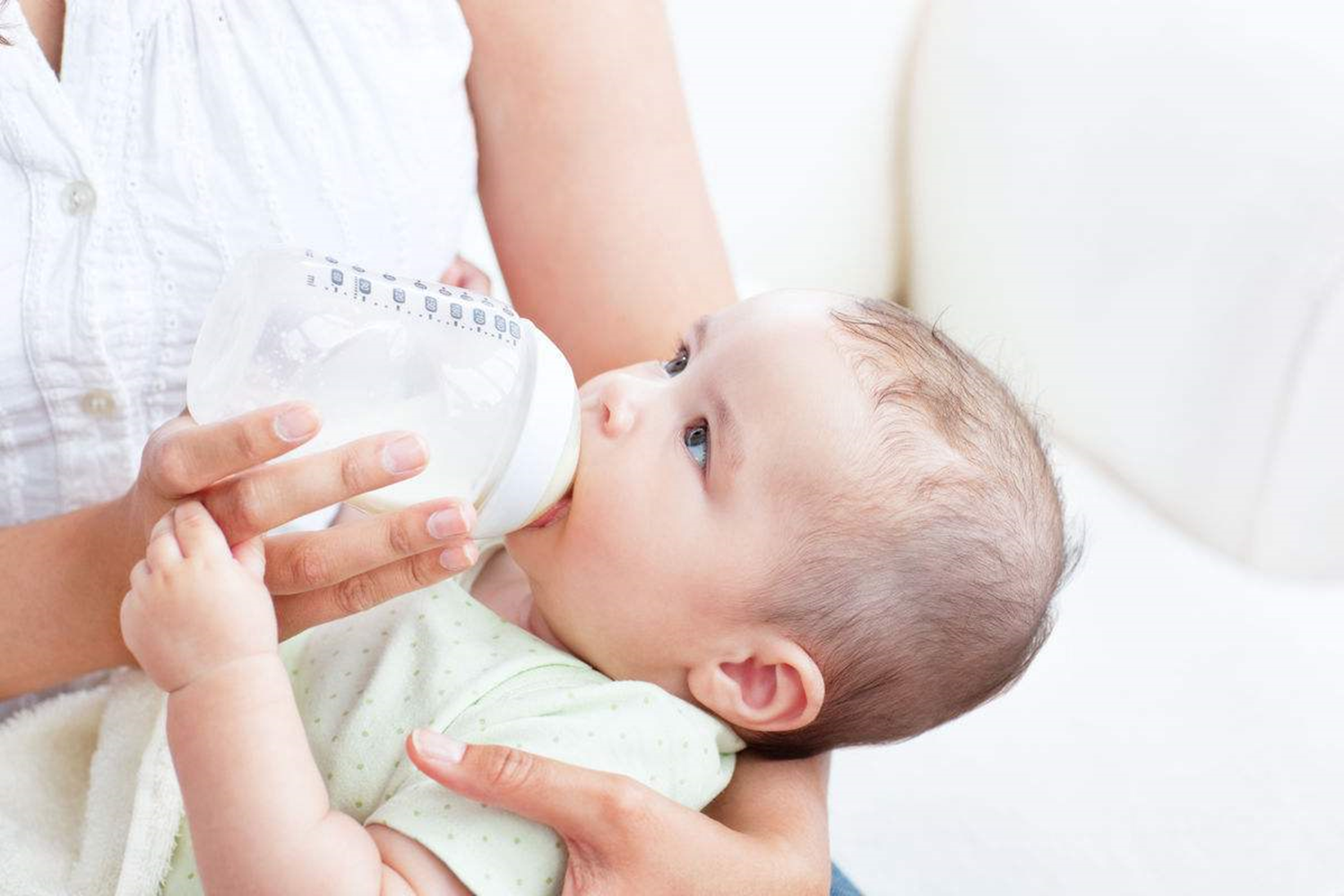 两个月的宝宝经常吐奶怎么办 如何预防宝宝吐奶小技巧 _八宝网