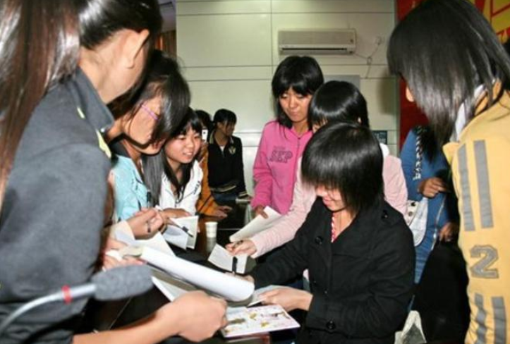 黄来女出身寒门，763分考上武大，背着瘫痪父亲上学，后来怎样了