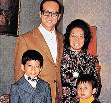 豪门原配多惨死？李嘉诚原配死因至今成谜，他每年祭拜还要困魂？