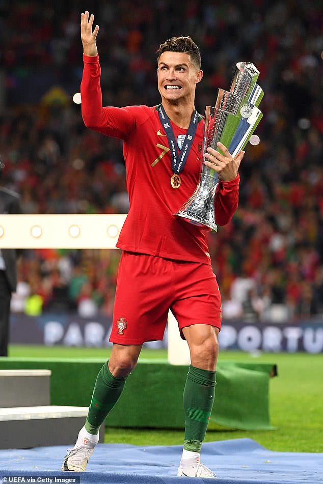 c罗捧杯(c罗夺冠捧杯,女友乔治娜看台上挥手为其呐喊助威,钻戒抢眼