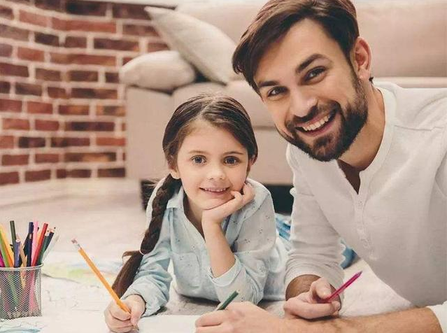 贝克汉姆与女儿亲吻，父女之间亲密界限引争议，家长要引起重视