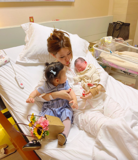 28岁男歌手喜得二胎！结婚3年连生俩女儿，妻子毕业于军艺颜值高