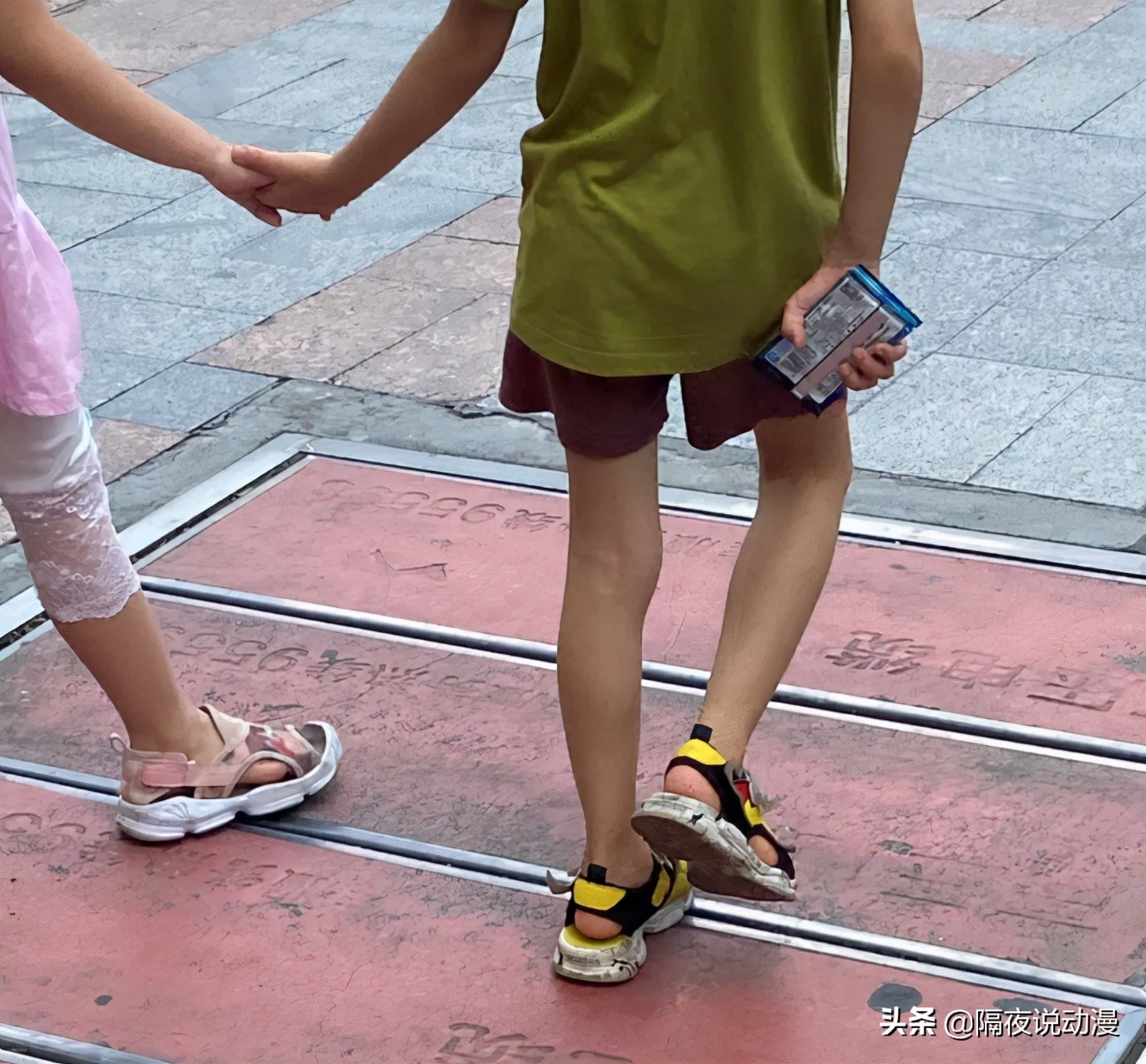 被央视点名的“动漫文具盲盒”，正在靠“赌博心理”让小学生上瘾