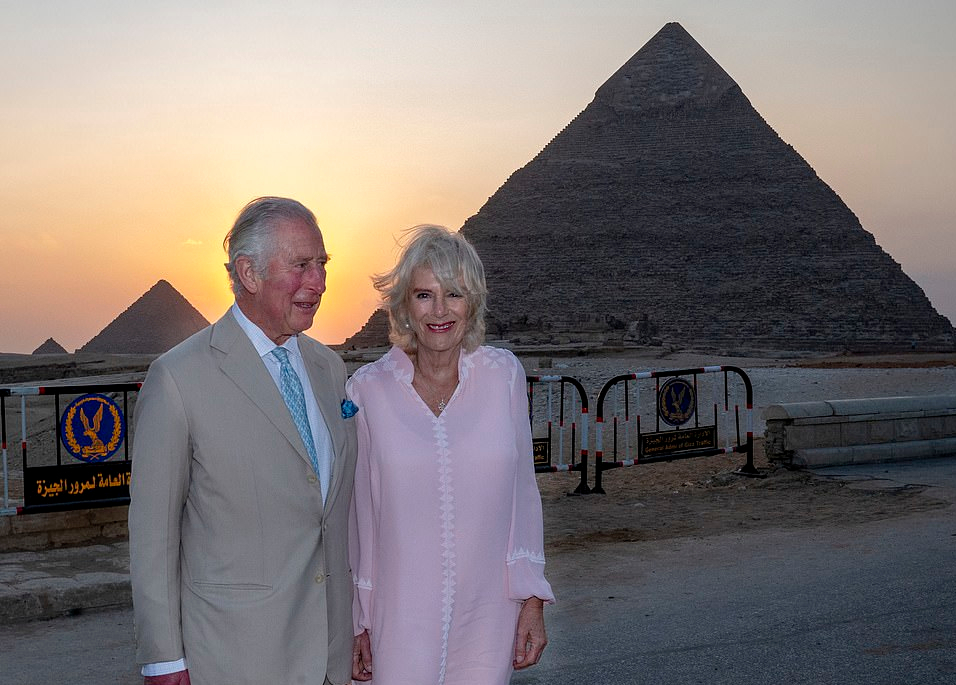 卡米拉亮相埃及招待宴！穿木耳边蓝裙好美，参观金字塔穿粉裙更嫩