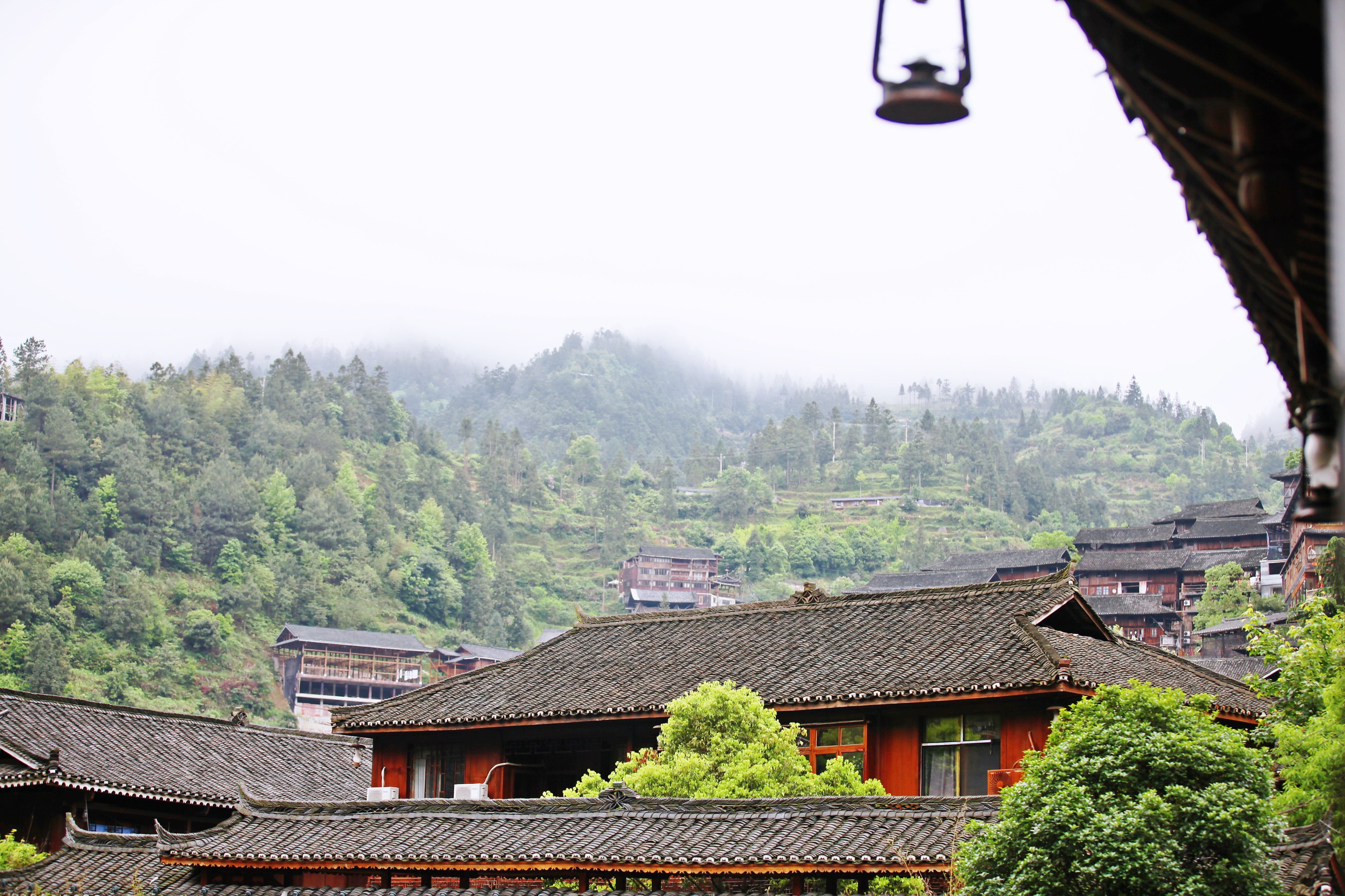 西江千户苗寨：“多彩贵州”一处梦中的风景，一个满目银饰的地方