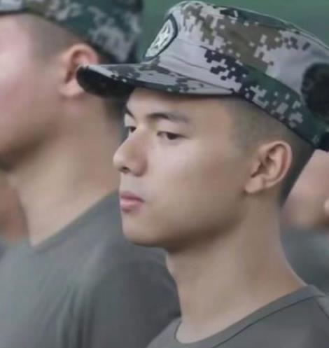 学生与明星撞脸是什么体验？大一新生军训照火了，学校或成大赢家