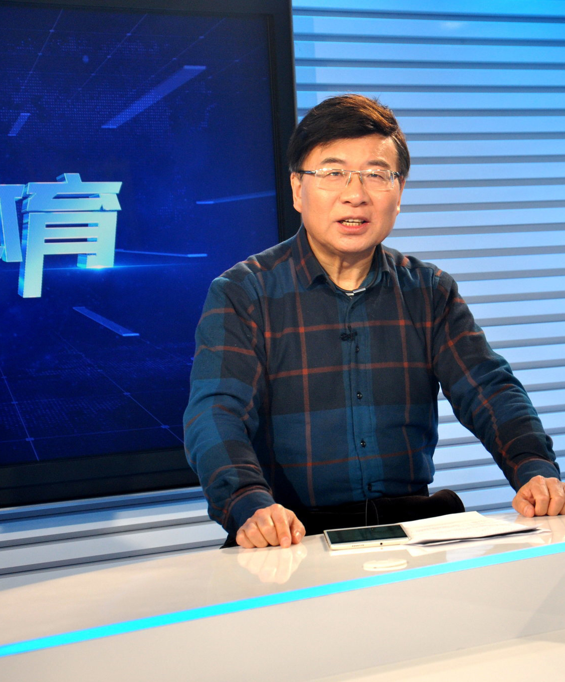 体育解说员韩乔生照片(央视名嘴韩乔生:与初恋妻子爱一生,在母亲与