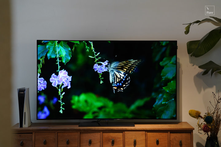 创维变形电视 W82 体验：除了弯折，这台 29999 元的电视有什么不同？