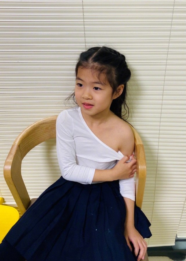 章子怡被儿子抢签名笔直呼小捣蛋，弟弟亲吻妈妈电影海报萌化了