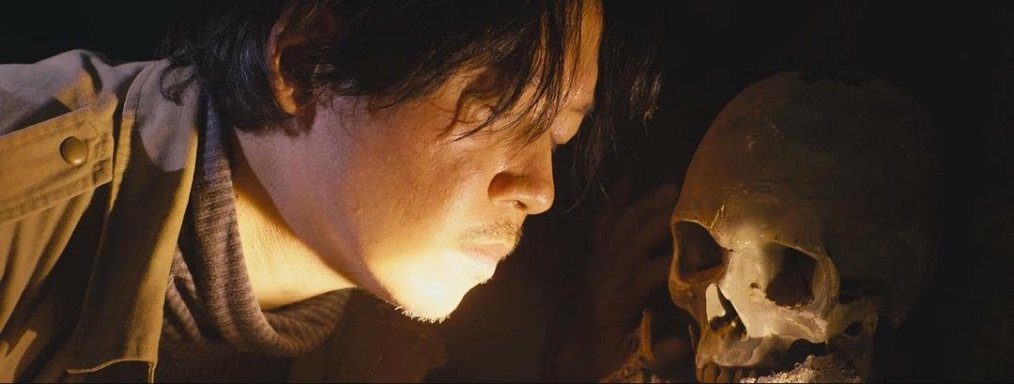 比如便有网友评价:当初《精绝古城》的靳东版,网上还说靳东签约了七部