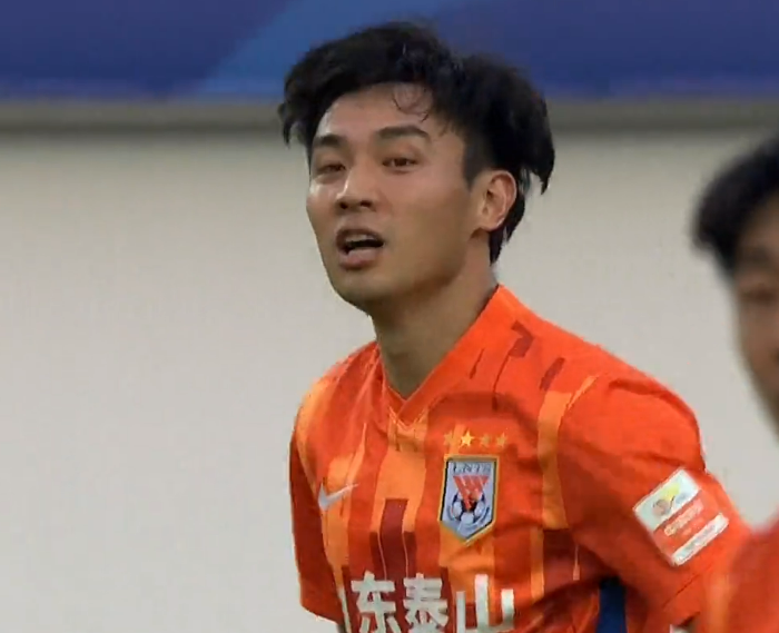 中超山东2-0青岛战报(2-0！中超夺冠热门终排名第1！郝伟狂喜，又见恶意踩人，坐等罚单)