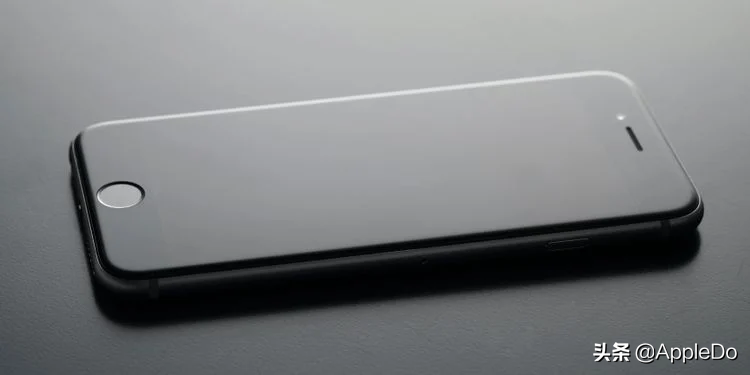 iPhone XR关机方法：长按侧边键和音量键直到滑动关机出现