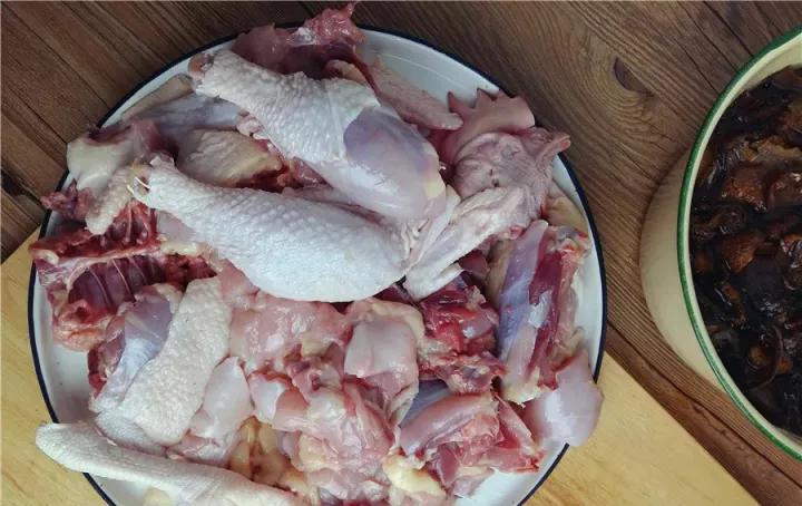 炖鸡忌加什么，怎么做好吃？牢记2不加3技巧，鸡肉不柴，滑嫩弹牙