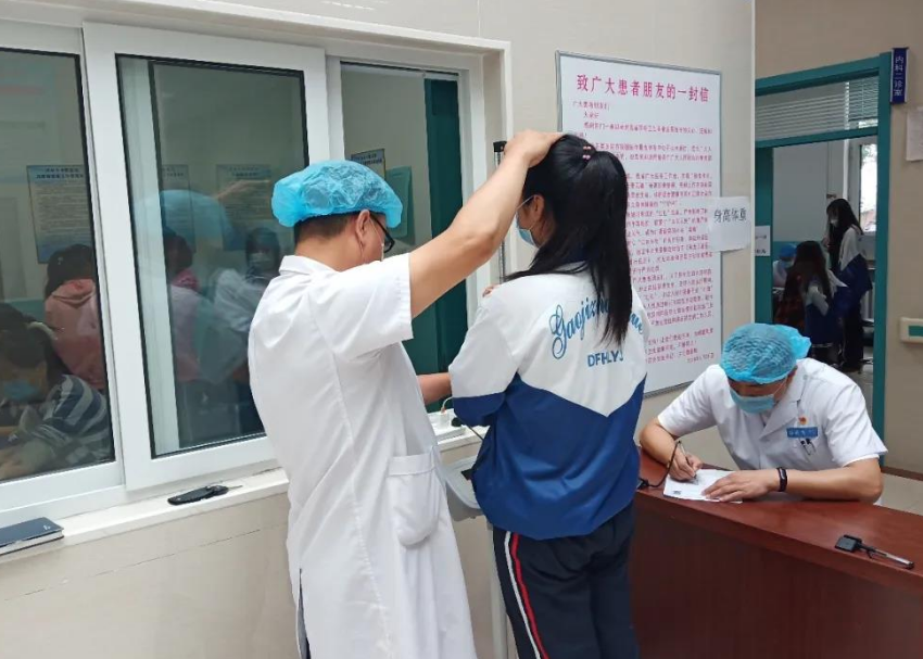 有学生主动“裸检”，有人偷戴近视镜，高考体检出现名场面