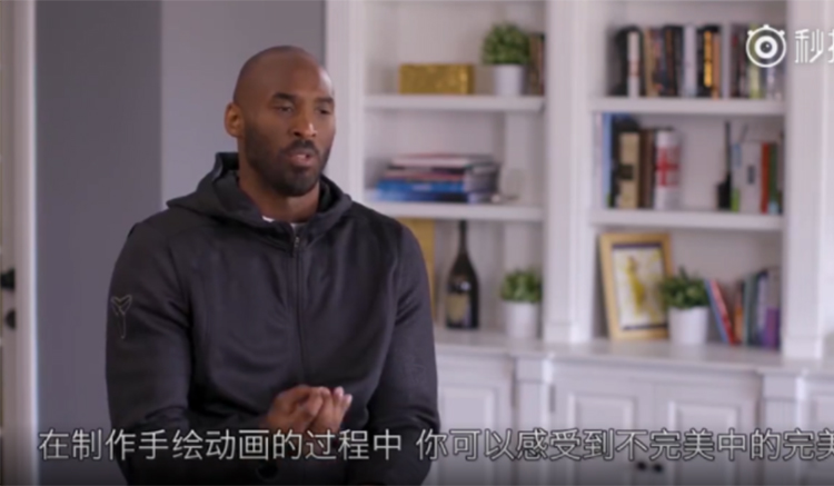 梦见打篮球是啥意思(科比不愧是NBA王者，篮球场搬进家！做梦都在打篮球吧？)