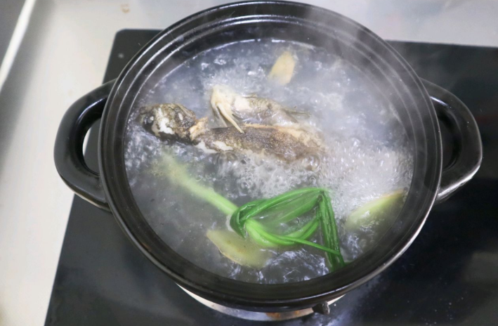 黄骨鱼豆腐汤好喝有窍门，简单营养刺又少，大人孩子都喜欢