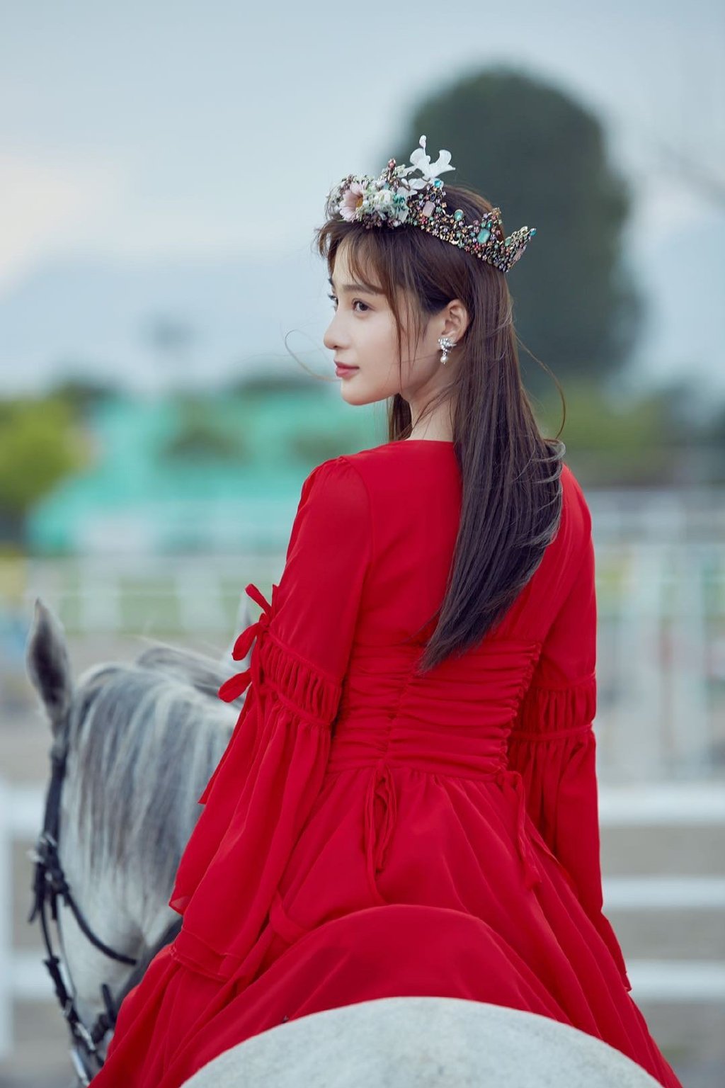 公主骑马的图片(孙嘉璐花冠公主骑马大片,花冠红衣骏马美人,英姿飒爽