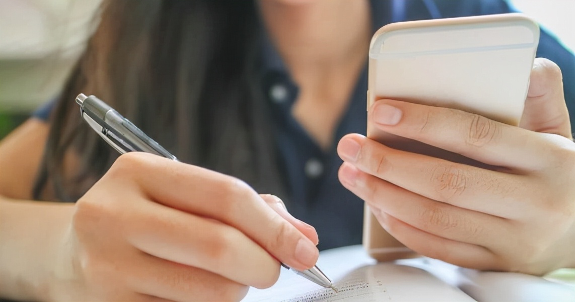 陕西：11名学生因考试作弊被劝退，家长做法很偏激，学校无奈妥协