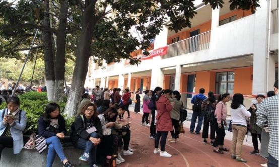 孩子参加高考，家长有必要在考场外“陪考”吗？听听学霸家长咋说